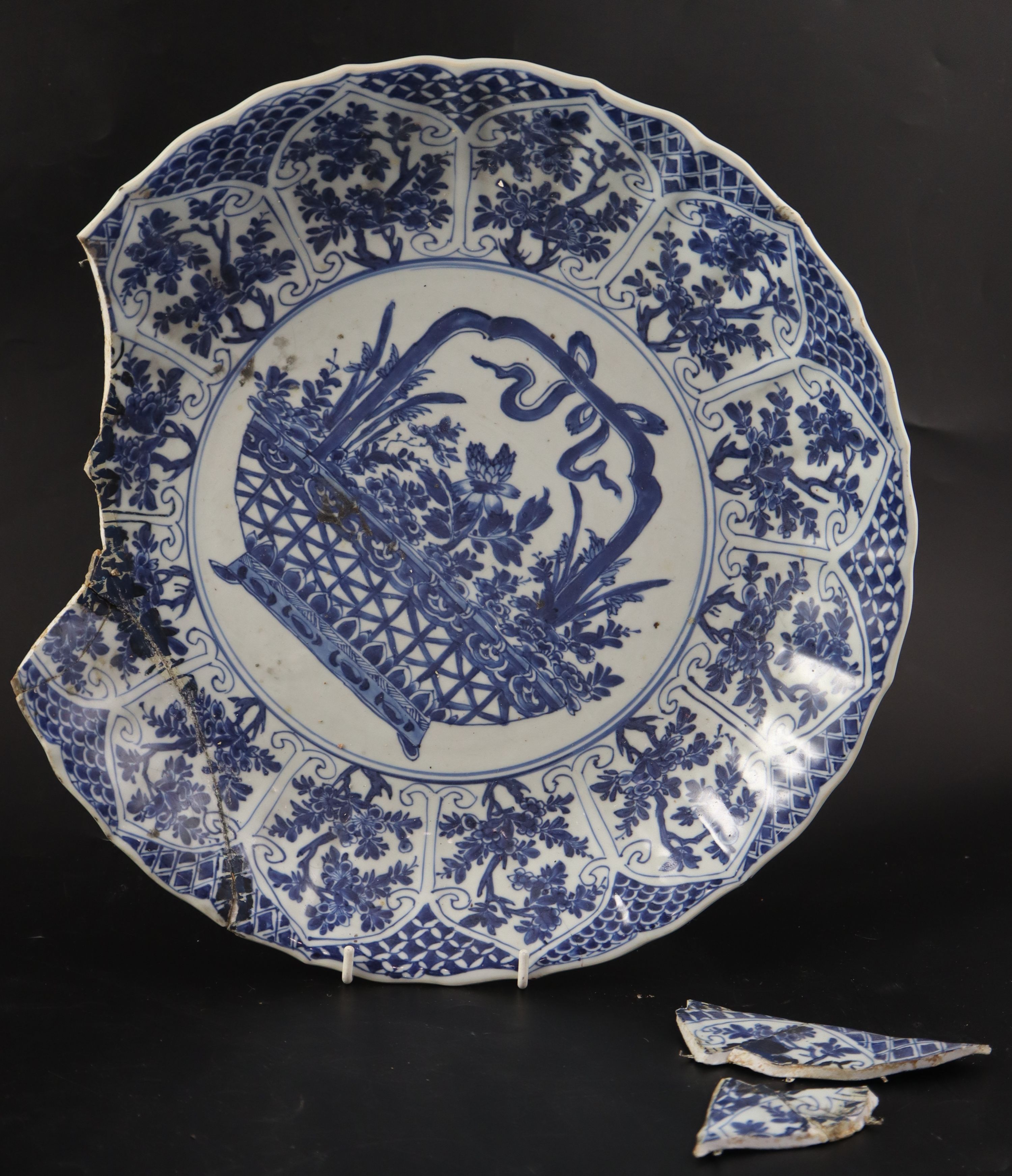 Two Kangxi Chinese blue and white export chargers, largest 39.5cm